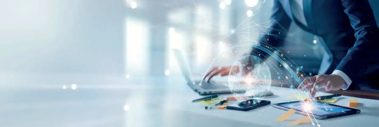 Manos sobre un portátil rodeadas de elementos digitales