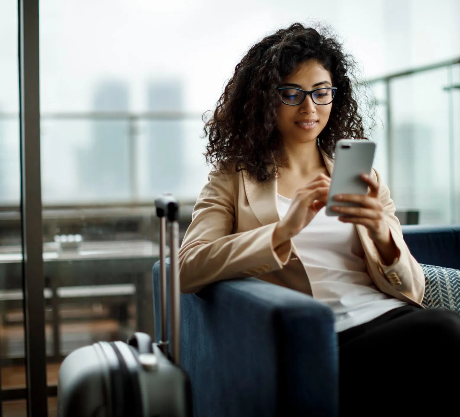 Mujer leyendo mensajes en el smartphone