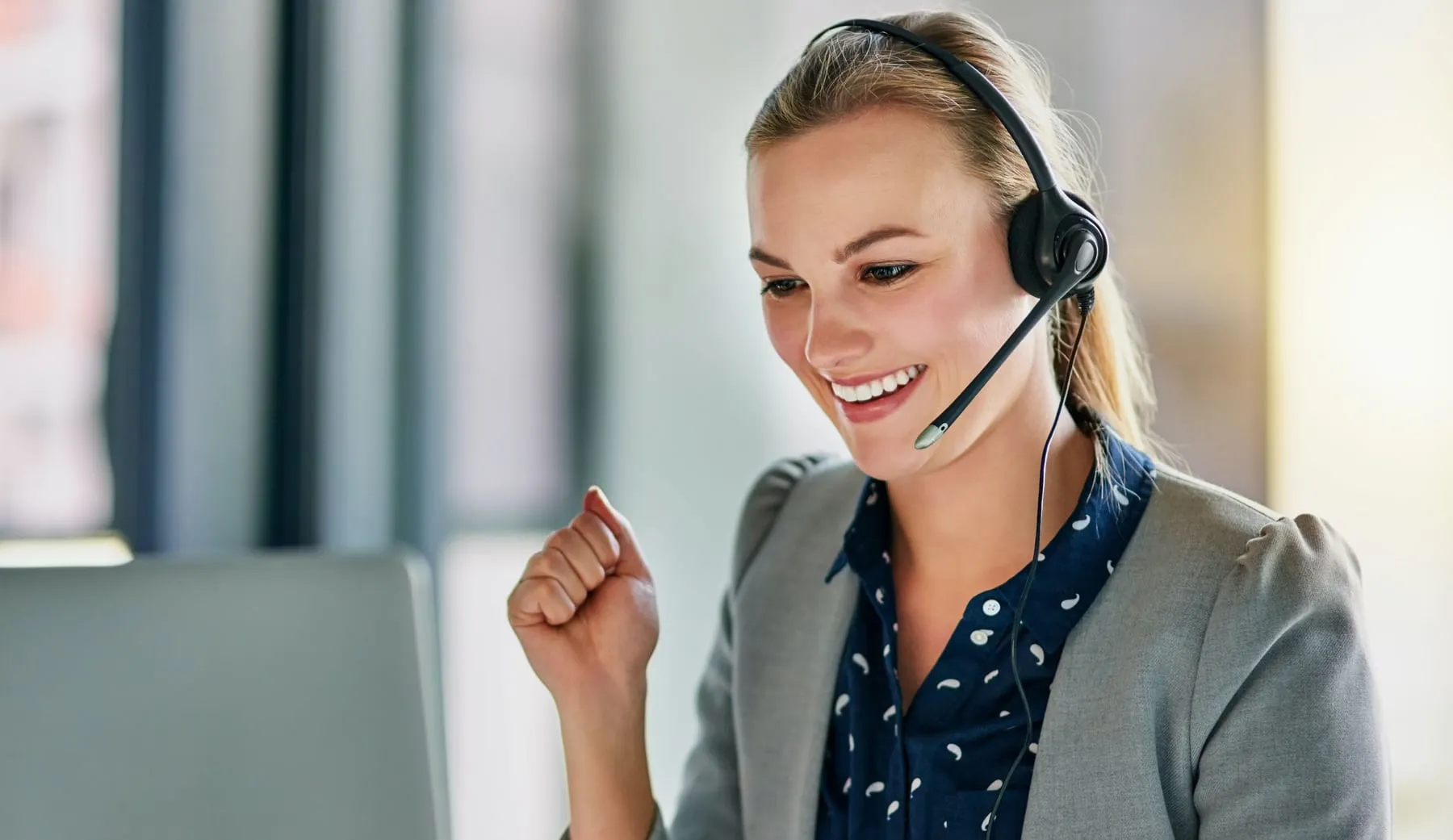 Contact center agent with a headset