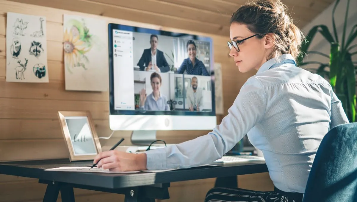 Mujer en una videoconferencia desde el ordenador
